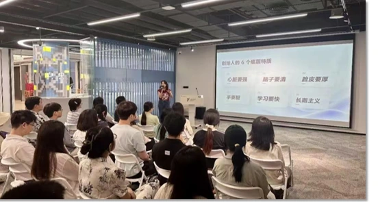 青年创业赋能活动现场,导师与创业者交流